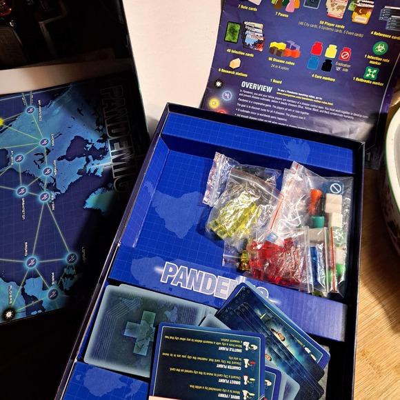 GAME NIGHT FUN -PANDEMIC the Boardgame Z-Man Games - Picture 4 of 6